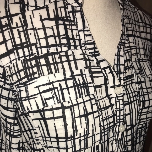 NEW YORK & COMPANY XS B&W LONG SLEEVED BLOUSE - Picture 6 of 8